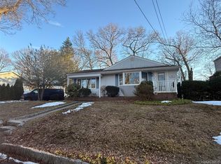 8 Dee Pl, Huntington Station, NY 11746