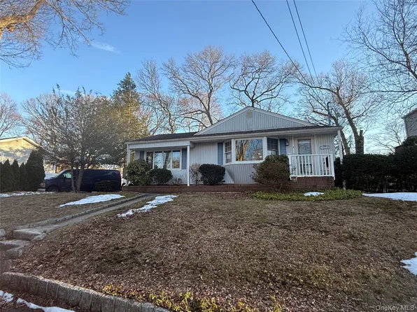 8 Dee, Huntington Station, NY 11746
