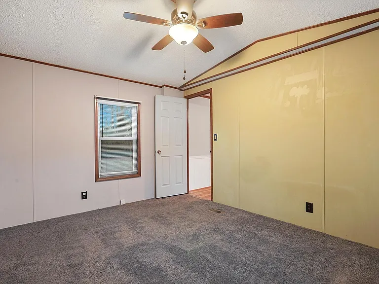 312 Queens Rd — Photo 11