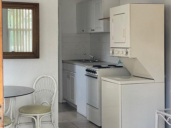 3rd image of 909 Jasmine Way #B