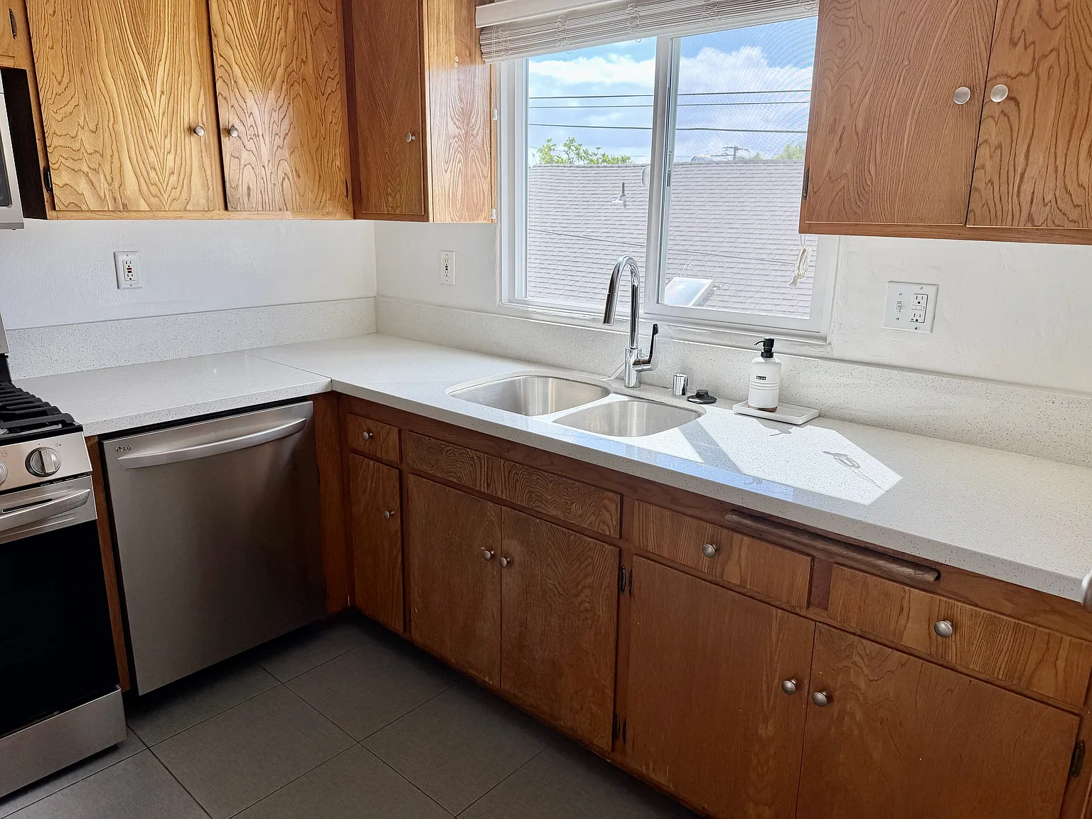 2 bed, 975 sqft, $3,250 — Photo 4