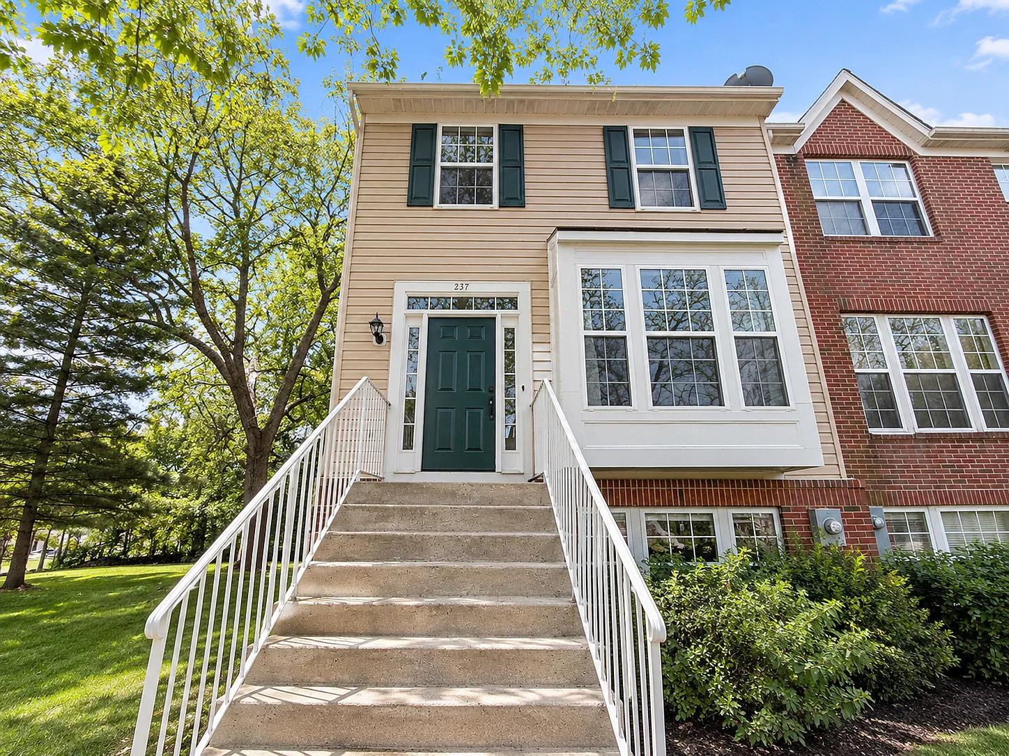 4 bed, 3.5 bath, 1738 sqft, $2,800 — Photo 2