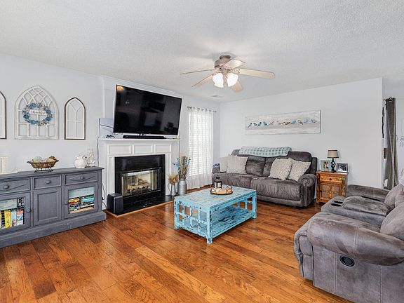 3rd image of 17 Brockmore Dr