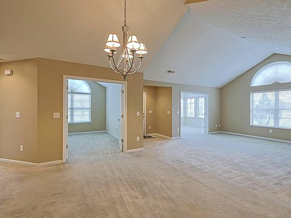 4th image of 9186 Royal Oak Ln