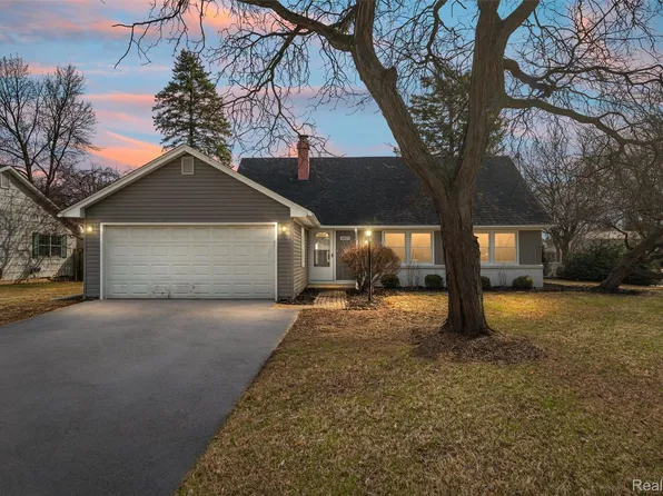 4824 Hyde Park Dr, Troy, MI 48085