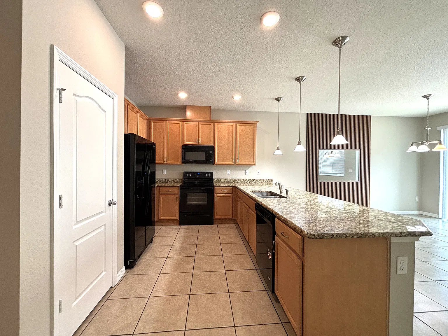 Luxury 4 Bed | 3.5 Bath Townhome in Resort-Style Gated Community. Prime Location Near Disney! — Photo 3