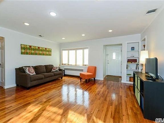 3rd image of 733 Blackstone Ave