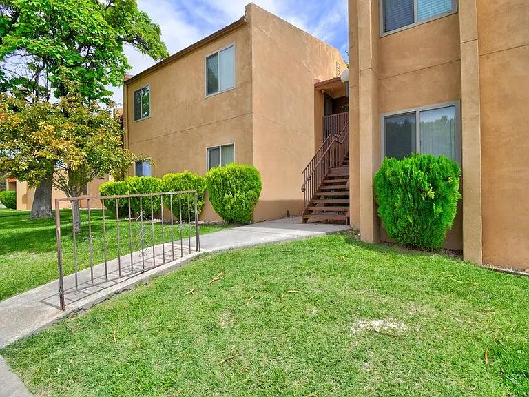 931 Country Club Dr SE #J — Photo 1