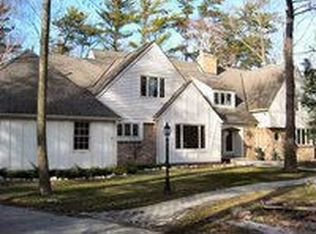 104 W Juniper Ln, Mequon, WI 53092