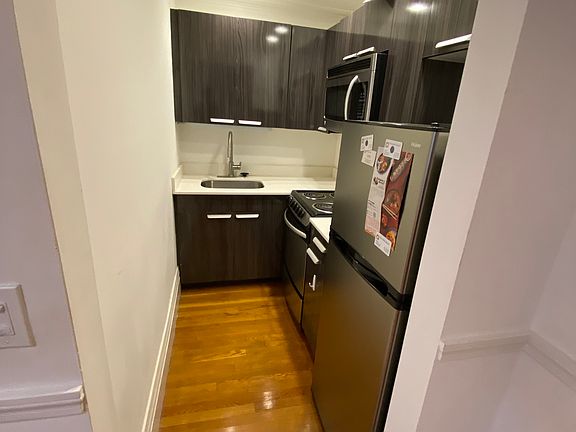 4th image of 254 Newbury St #7
