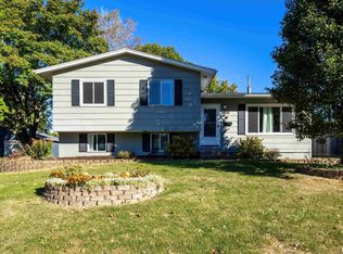 1830 Providence Dr, Bettendorf, IA