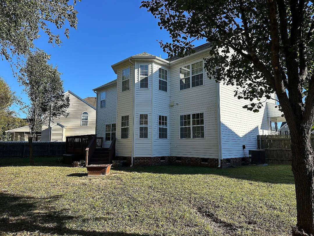 4 bed, 2.5 bath, 2500 sqft, $2,995 — Photo 2