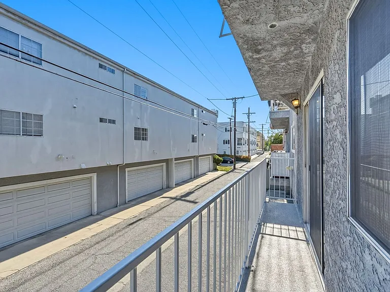 10845 Camarillo St — Photo 17