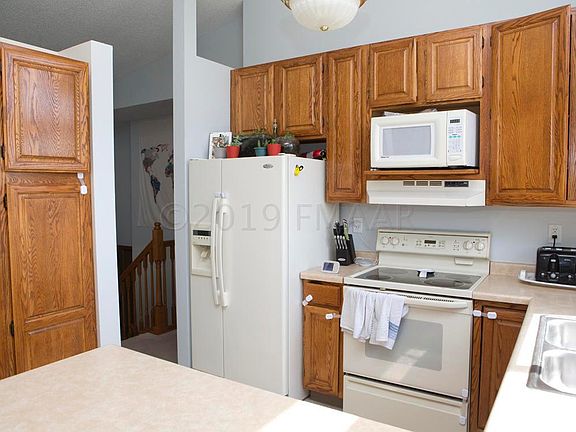 5th image of 2833 Village Green Dr