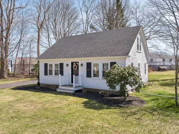 7 Pages Ln, Seabrook, NH 03874