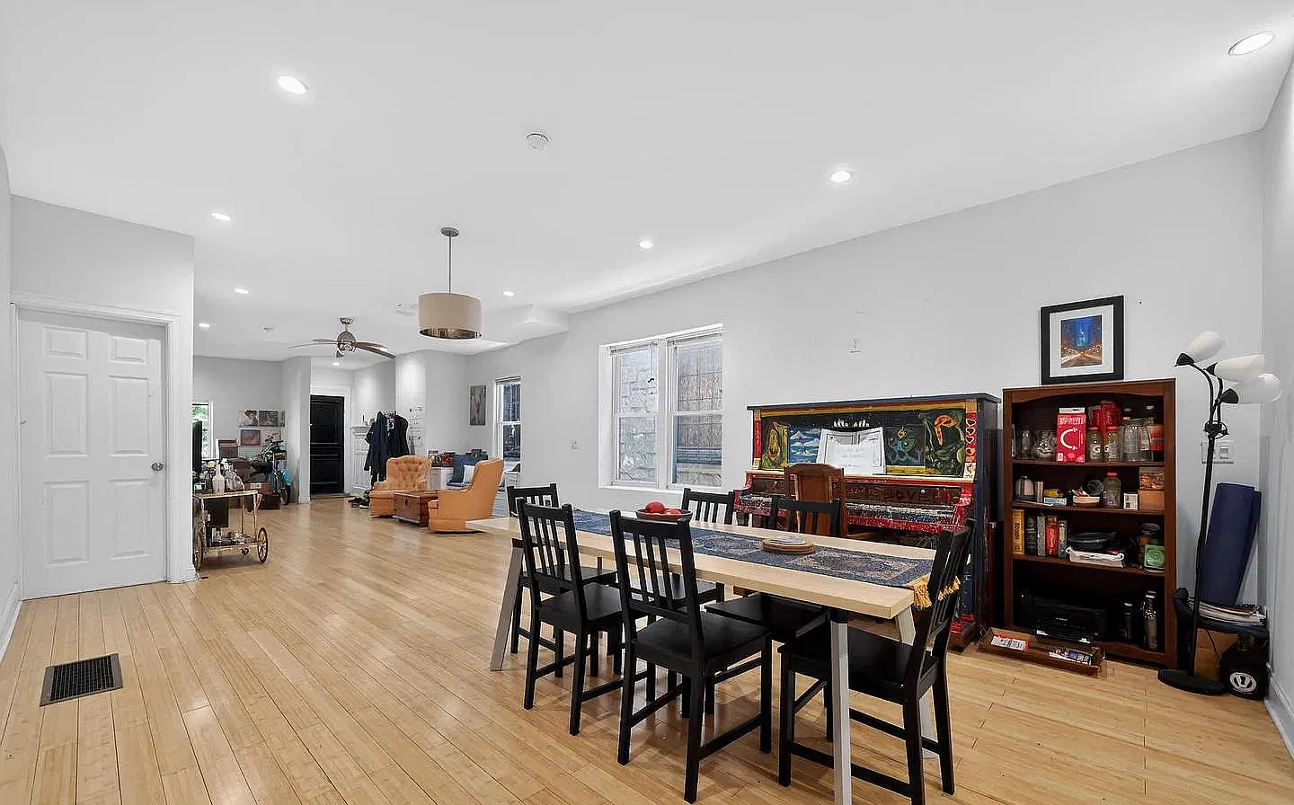 4 bed, 2000 sqft, $3,200 — Photo 2