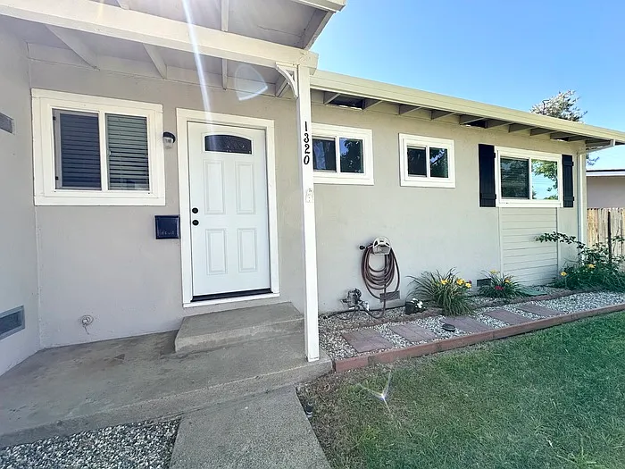 1320 Sheridan Ave — Photo 2