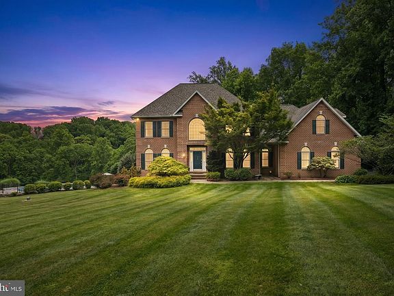 2nd image of 813 Saint Ann Dr