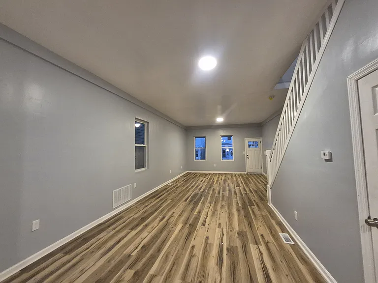 421 Ridgeway St — Photo 6