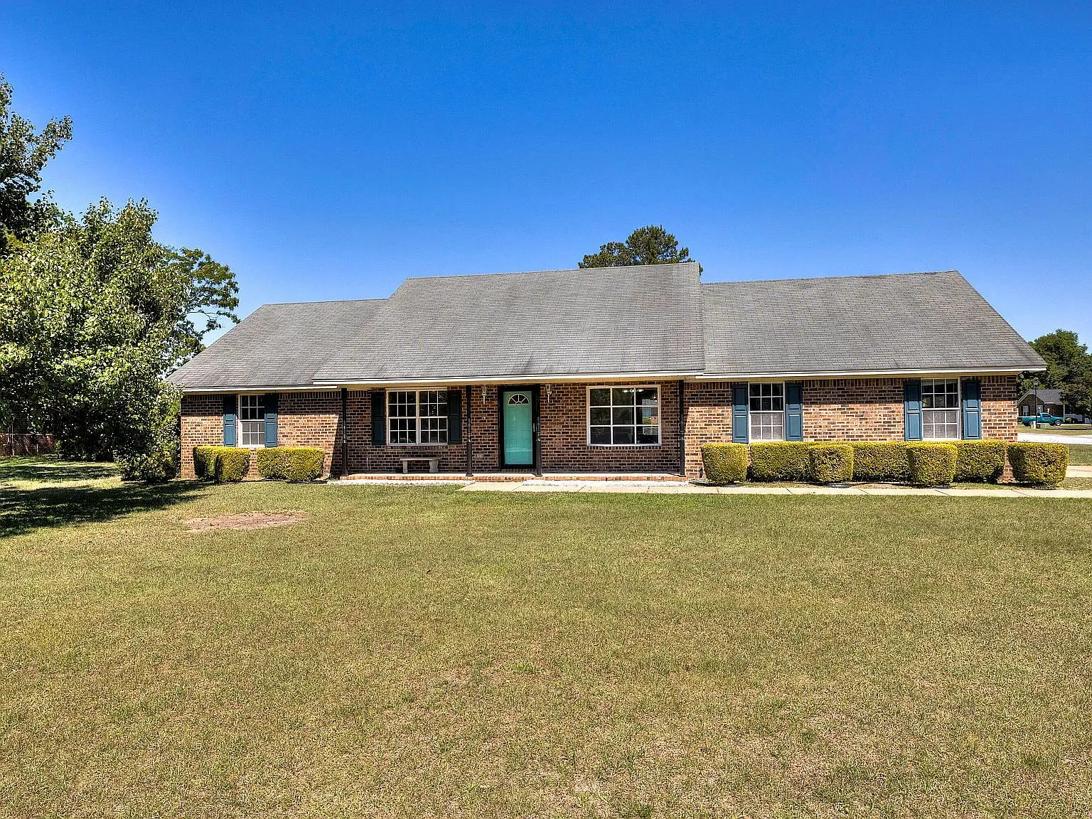 4 bed, 2.5 bath, 1973 sqft, $2,200 — Photo 1