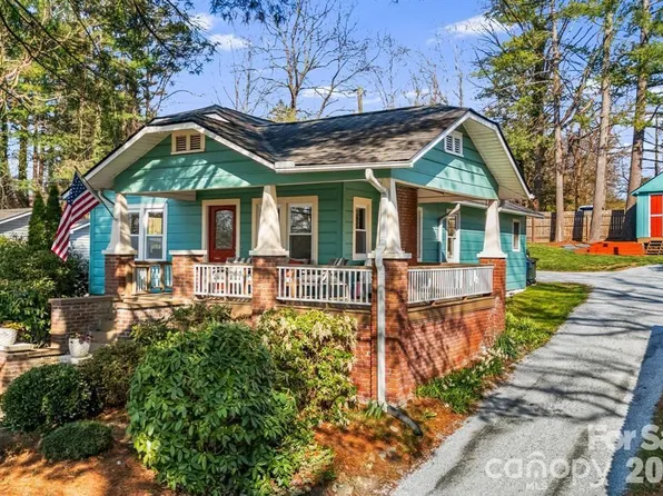 1207 Willow Rd, Hendersonville, NC 28739