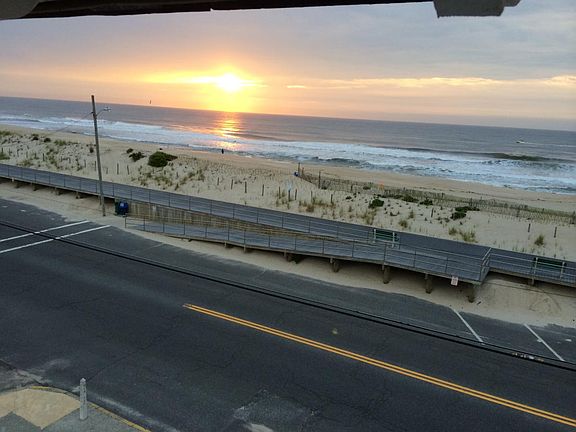 Your Alarm Clock! Wake Up to the Rising Sun from your Queen