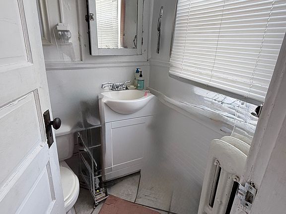 Bath with vanity & tile floor