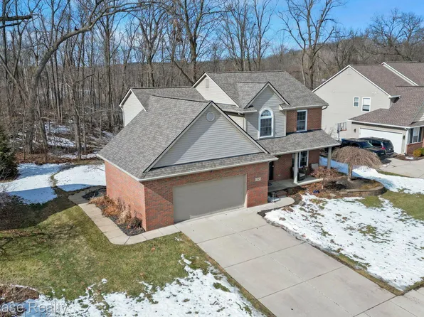 1782 Kristina Dr, White Lake, MI 48386