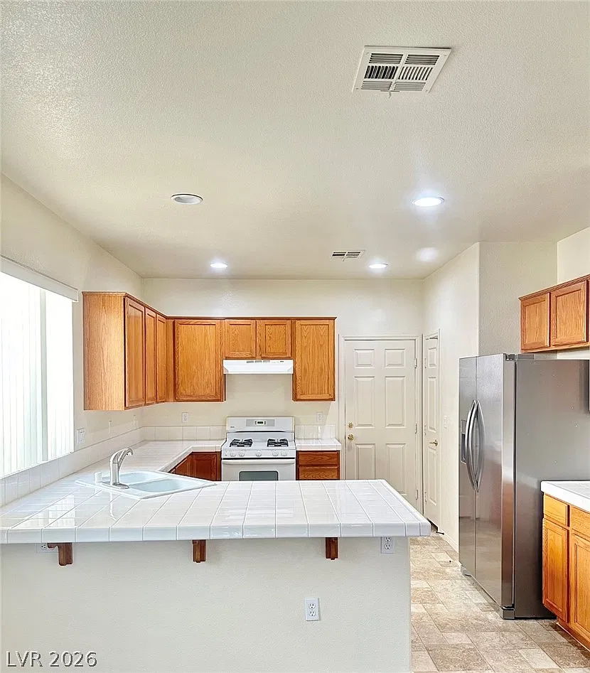 3 bed, 2.5 bath, 1705 sqft, $1,990 — Photo 3