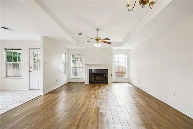 3 bed, 2.0 bath, 1921 sqft, $2,300 — Photo 3