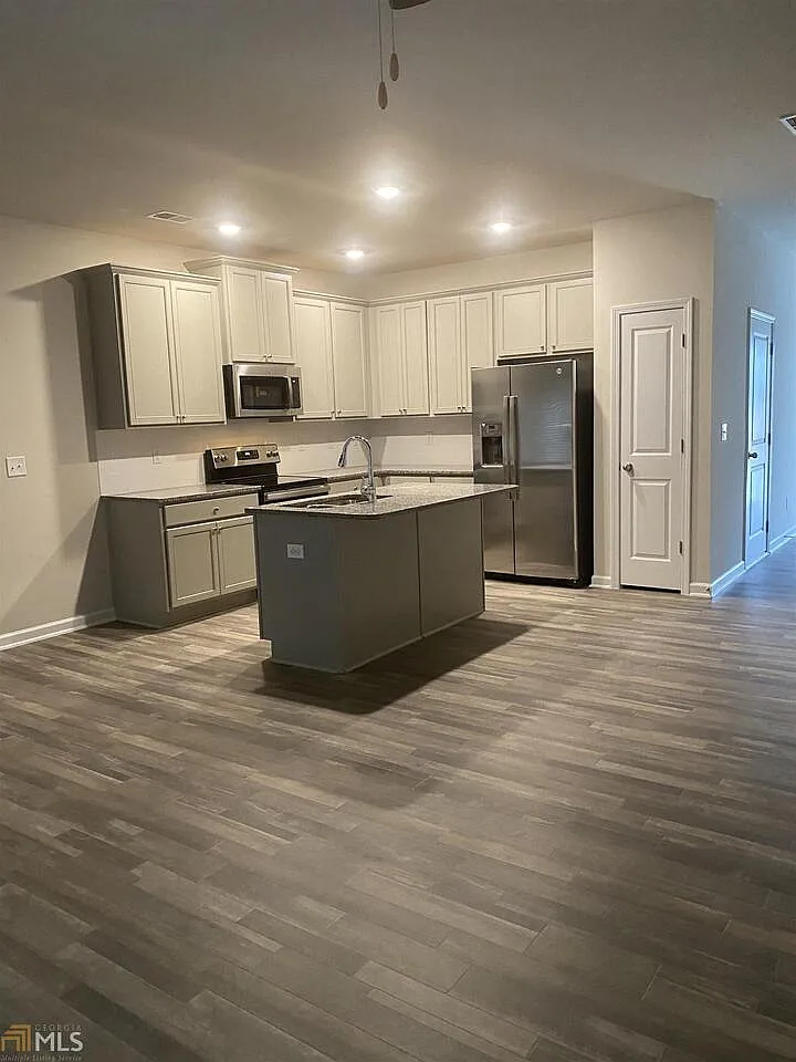 3 bed, 2.5 bath, 1699 sqft, $1,800 — Photo 3