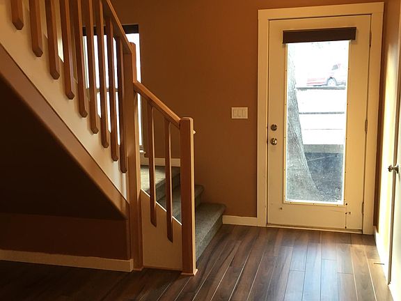 Entry and large bonus space (Office, yoga space, play area...)