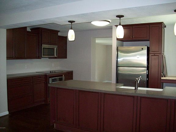 5th image of 413 S Sophia St