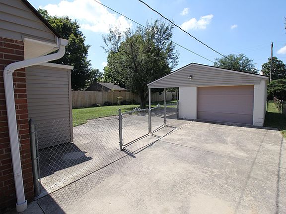 3rd image of 839 Stephen Dr W