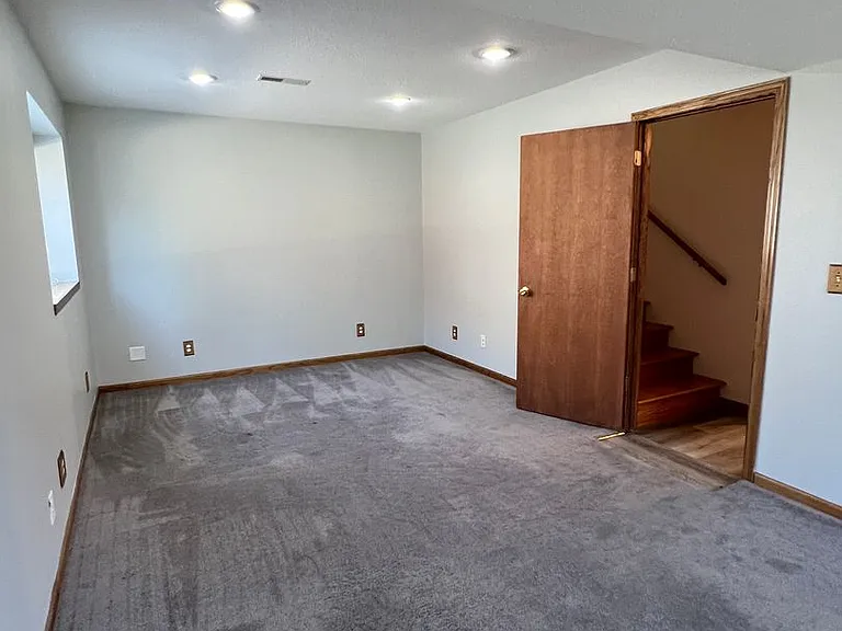 549 Hanover Dr — Photo 14