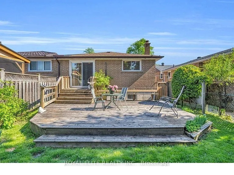 150 Angus Dr — Photo 1