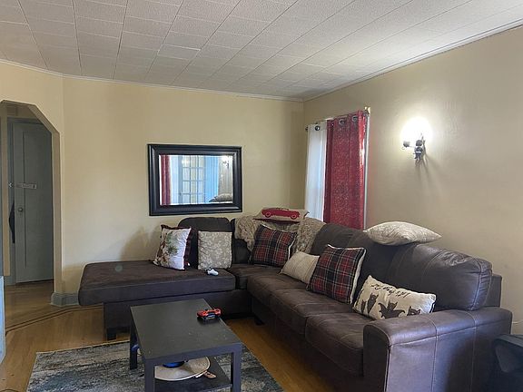 3rd image of 6520 166th St Floor 1