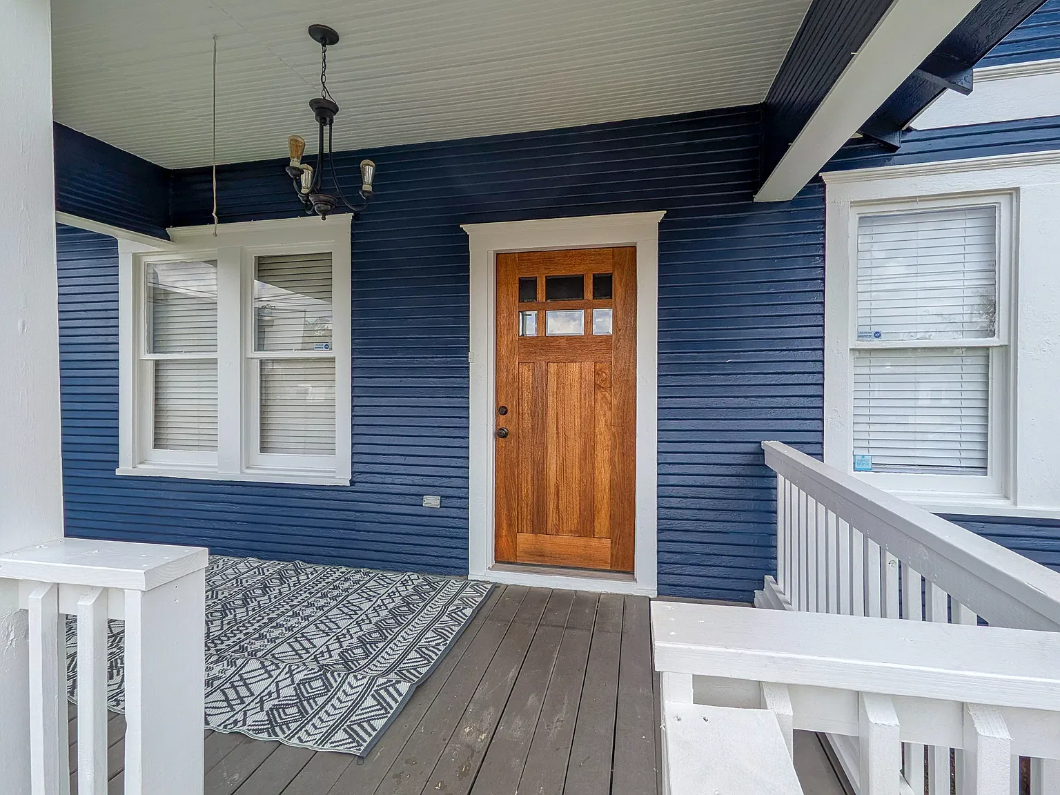 518 Melbourne St — Photo 2