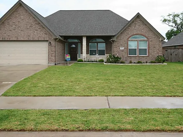 102 Jefferson St, Clute, TX 77531