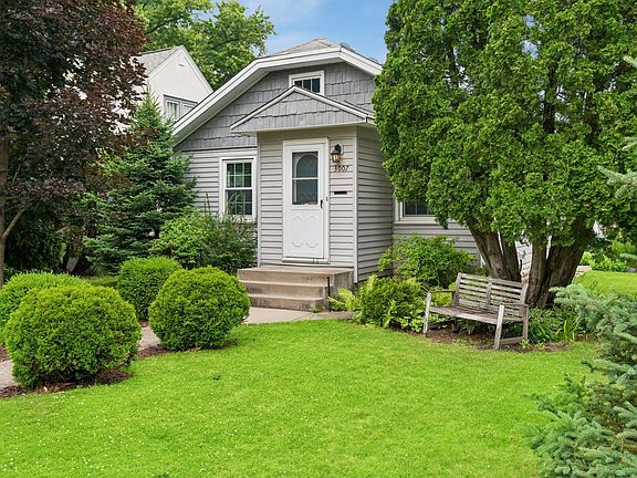 2nd image of 3007 Cleveland St NE