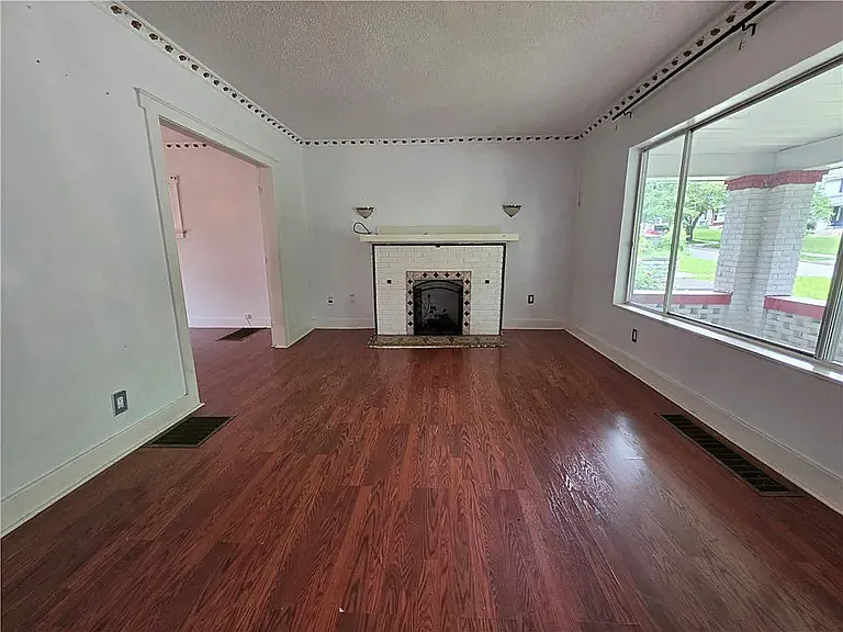 1150 Beaumont Ave — Photo 4