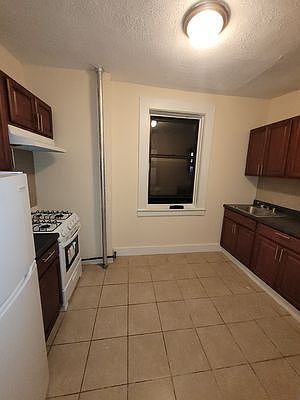 5th image of 590 Parkside Ave #C