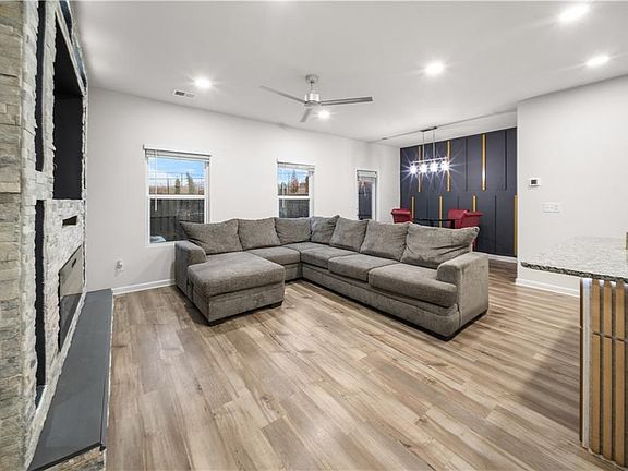 2nd image of 32 Huntley Trce