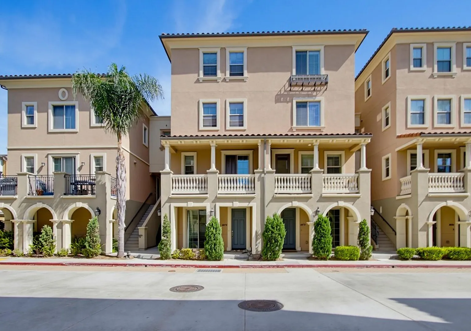4 Bedroom Townhome in the Promenade at Spectrum Community — Photo 2