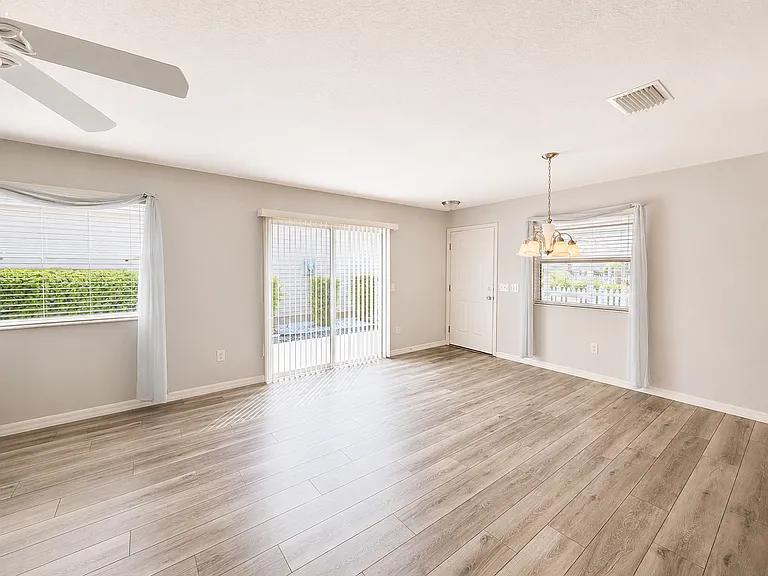 1835 Hallandale Ln — Photo 5
