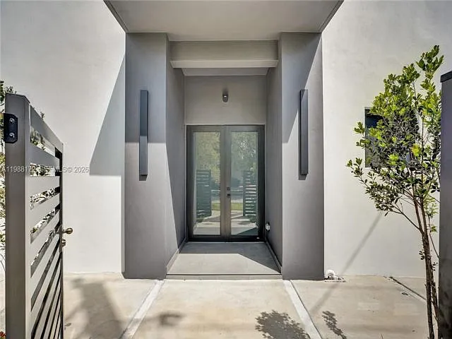 2421 SW 16th Ter — Photo 2