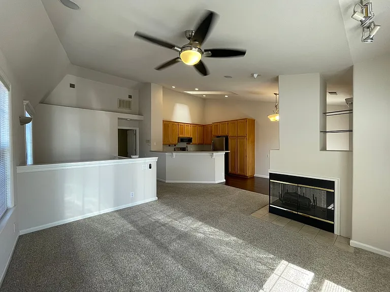 Exceptionally Spacious and Modernized 2x2 Townhouse w/Garage and Washer/Dryer Hookups! — Photo 15