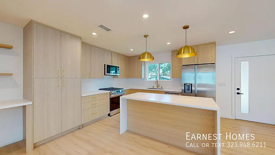 Beautiful 4-Bedroom Home Across from Park in Granada Hills — Photo 2