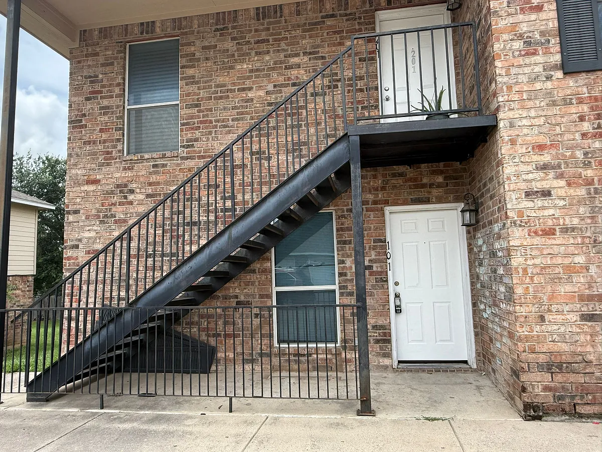 Building Photo - 215 N Denton St #100