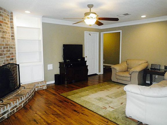 2nd image of 16318 Hickory Knoll Dr